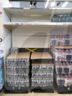 NEWS - GB: Das Trinkwasser in den Supermarkt Regalen wird knapp