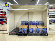 NEWS - GB: Das Trinkwasser in den Supermarkt Regalen wird knapp