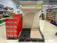 NEWS - GB: Das Trinkwasser in den Supermarkt Regalen wird knapp