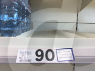 NEWS - GB: Das Trinkwasser in den Supermarkt Regalen wird knapp