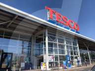 NEWS - GB: Das Trinkwasser in den Supermarkt Regalen wird knapp