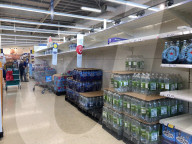NEWS - GB: Das Trinkwasser in den Supermarkt Regalen wird knapp