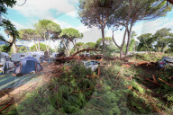 NEWS - Der zerstörte Campingplatz "La Dolce Vit"a nach dem Sturm auf Korsika in Calvi
