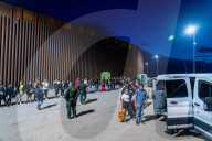 NEWS - Migranten werden an der Grenze zwischen den USA und Mexiko festgenommen