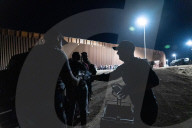 NEWS - Migranten werden an der Grenze zwischen den USA und Mexiko festgenommen