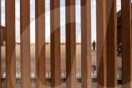 NEWS - Migranten werden an der Grenze zwischen den USA und Mexiko festgenommen