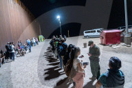 NEWS - Migranten werden an der Grenze zwischen den USA und Mexiko festgenommen
