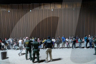 NEWS - Migranten werden an der Grenze zwischen den USA und Mexiko festgenommen