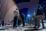 NEWS - Migranten werden an der Grenze zwischen den USA und Mexiko festgenommen