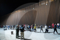 NEWS - Migranten werden an der Grenze zwischen den USA und Mexiko festgenommen