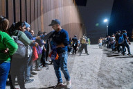 NEWS - Migranten werden an der Grenze zwischen den USA und Mexiko festgenommen