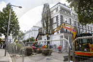 Billionaire closes main road in South Kensington for gardening work