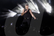 PEOPLE - Robbie Williams bei seinem Konzert auf dem Messegelände in München