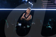 PEOPLE - Robbie Williams bei seinem Konzert auf dem Messegelände in München
