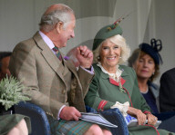 ROYALS - Prinz Charles und Camilla erfeuen sich an den Highland Games