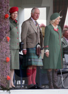 ROYALS - Prinz Charles und Camilla erfeuen sich an den Highland Games