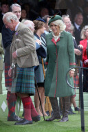 ROYALS - Prinz Charles und Camilla erfeuen sich an den Highland Games