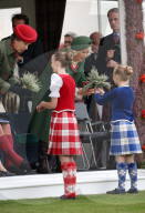 ROYALS - Prinz Charles und Camilla erfeuen sich an den Highland Games