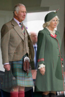 ROYALS - Prinz Charles und Camilla erfeuen sich an den Highland Games