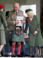 ROYALS - Prinz Charles und Camilla erfeuen sich an den Highland Games