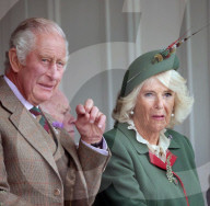 ROYALS - Prinz Charles und Camilla erfeuen sich an den Highland Games