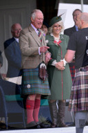 ROYALS - Prinz Charles und Camilla erfeuen sich an den Highland Games