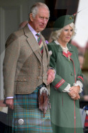 ROYALS - Prinz Charles und Camilla erfeuen sich an den Highland Games
