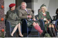 ROYALS - Prinz Charles und Camilla erfeuen sich an den Highland Games