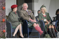 ROYALS - Prinz Charles und Camilla erfeuen sich an den Highland Games