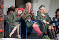 ROYALS - Prinz Charles und Camilla erfeuen sich an den Highland Games