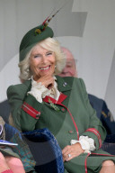 ROYALS - Prinz Charles und Camilla erfeuen sich an den Highland Games