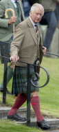 ROYALS - Prinz Charles und Camilla erfeuen sich an den Highland Games