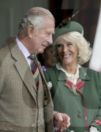 ROYALS - Prinz Charles und Camilla erfeuen sich an den Highland Games