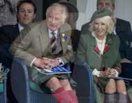 ROYALS - Prinz Charles und Camilla erfeuen sich an den Highland Games