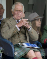 ROYALS - Prinz Charles und Camilla erfeuen sich an den Highland Games