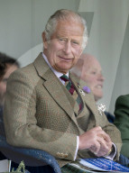 ROYALS - Prinz Charles und Camilla erfeuen sich an den Highland Games