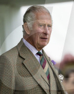 ROYALS - Prinz Charles und Camilla erfeuen sich an den Highland Games