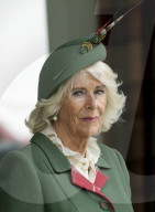 ROYALS - Prinz Charles und Camilla erfeuen sich an den Highland Games