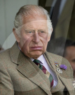 ROYALS - Prinz Charles und Camilla erfeuen sich an den Highland Games