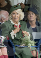 ROYALS - Prinz Charles und Camilla erfeuen sich an den Highland Games