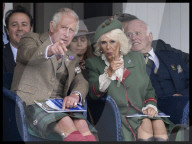ROYALS - Prinz Charles und Camilla erfeuen sich an den Highland Games