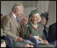 ROYALS - Prinz Charles und Camilla erfeuen sich an den Highland Games
