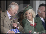 ROYALS - Prinz Charles und Camilla erfeuen sich an den Highland Games