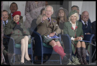 ROYALS - Prinz Charles und Camilla erfeuen sich an den Highland Games
