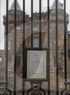 ROYALS - Tod von Queen Elizabeth: Todesanzeige am Holyroodhouse in Edinburgh