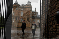 ROYALS - Tod von Queen Elizabeth: Todesanzeige am Holyroodhouse in Edinburgh