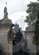 ROYALS - Tod von Queen Elizabeth: Todesanzeige am Holyroodhouse in Edinburgh
