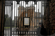 ROYALS - Tod von Queen Elizabeth: Todesanzeige am Holyroodhouse in Edinburgh