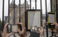ROYALS - Tod von Queen Elizabeth: Todesanzeige am Holyroodhouse in Edinburgh