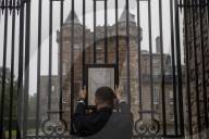 ROYALS - Tod von Queen Elizabeth: Todesanzeige am Holyroodhouse in Edinburgh